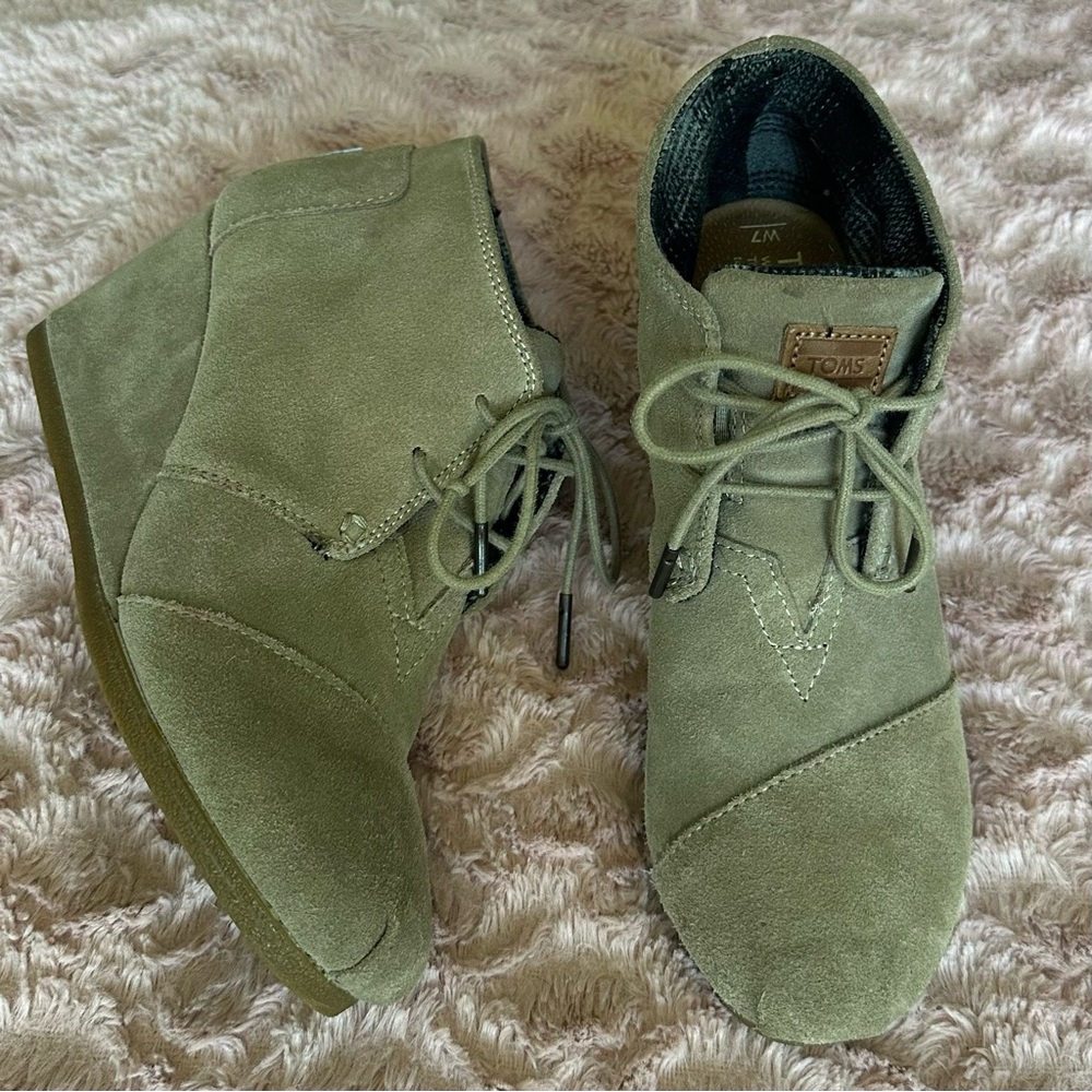 Toms Tan Suede Lace Up Ankle Bootie with a 2 3/4” Wedge, Size 7